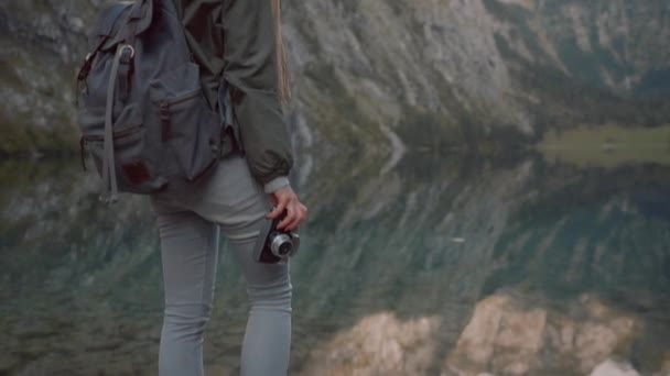 Joven Fotógrafo Con Cámara Retro Las Montañas — Vídeos de Stock