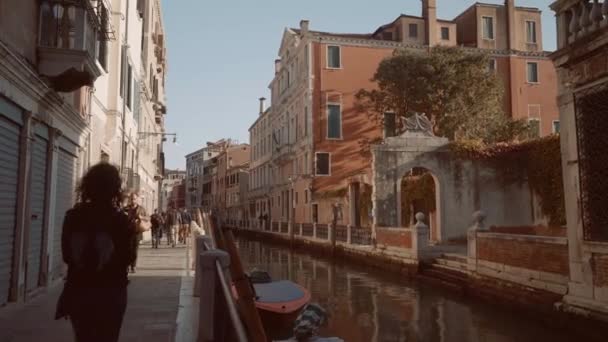 Άτομα Βενετσιάνικο Κανάλι Στην Ιταλία — Αρχείο Βίντεο