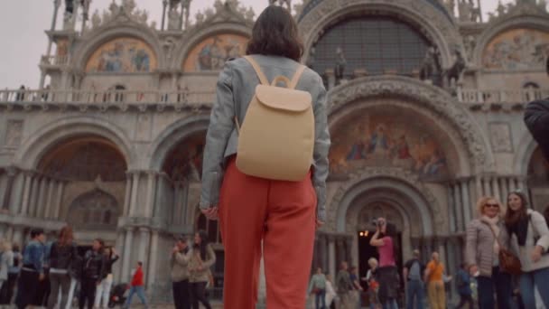 Jovem Mulher Praça Veneza — Vídeo de Stock