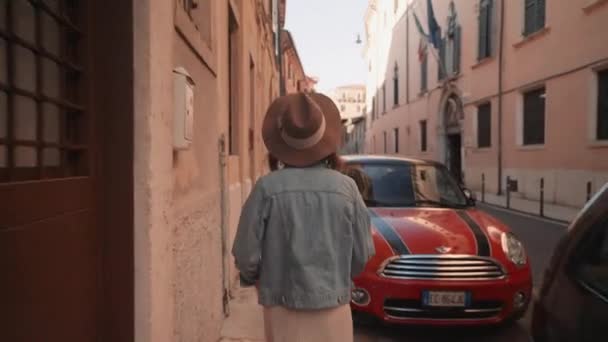 イタリアで歩く若い女の子 — ストック動画