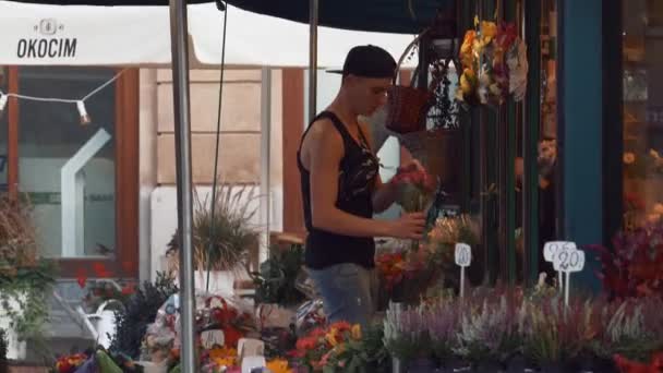 Jonge Bloemist Het Werk Buitenshuis — Stockvideo