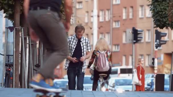 브로츠와프에서 거리에 사람들의 — 비디오