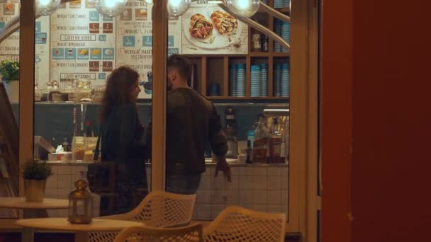 Junges Paar Abend Einem Café — Stockvideo