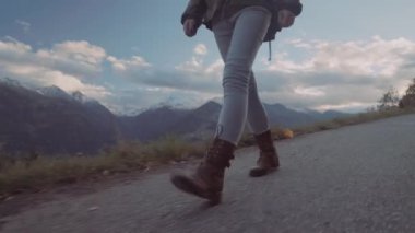 Dağlarda bir sırt çantası ile genç kız