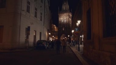 Turistler gece Polonya'da sokak