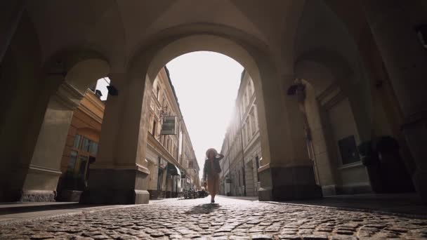 Ung Kvinna Med Hatt Europa — Stockvideo
