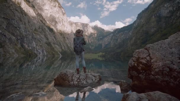 Jovem Mulher Atraente Junto Lago — Vídeo de Stock