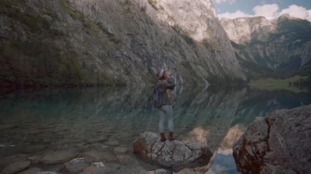 Jeune Fille Avec Une Caméra Rétro Bord Lac — Video