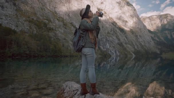 Jeune Femme Avec Une Caméra Rétro Bord Lac — Video