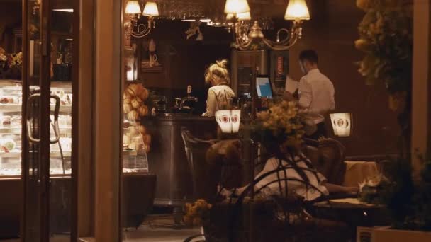 Akşam Bir Kafede Çalışan Insanlar — Stok video