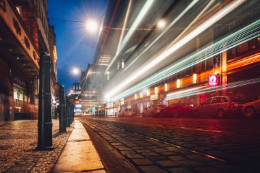 Gece Prag'da sokak görünümü