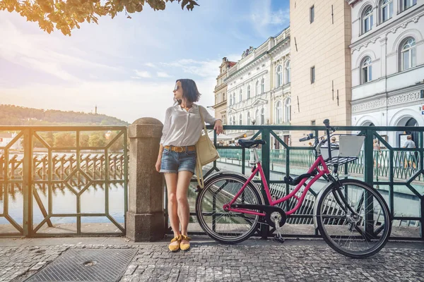 Fille attrayante avec vélo — Photo