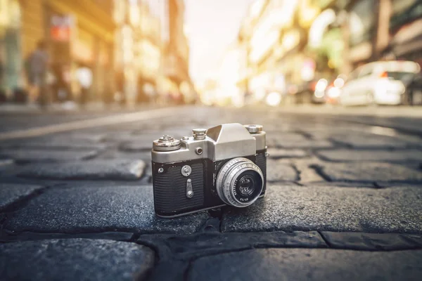 Câmera retro na estrada na Europa — Fotografia de Stock