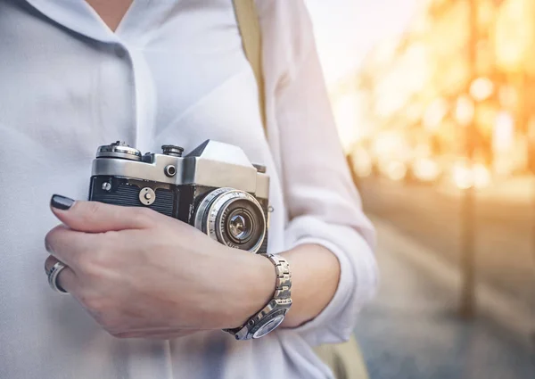 Retro bir kamera ile genç kız — Stok fotoğraf