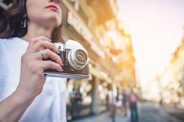 Jonge toerist met een retro camera — Stockfoto