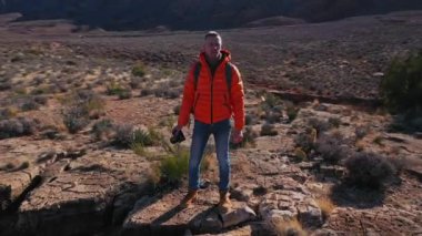 Parlak ceket ile genç fotoğrafçı 