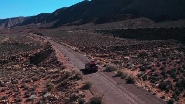 Rudé auto projížděli pouští — Stock video