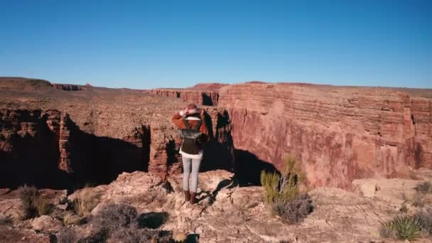 Молодая девушка в каньоне — стоковое видео
