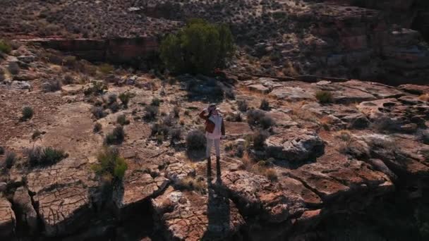 Fiatal lány a kanyonban — Stock videók