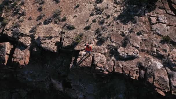 Un jeune homme avec une caméra dans le canyon — Video