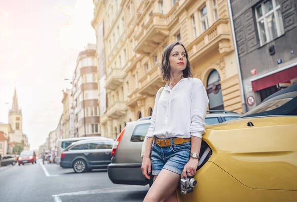 Jeune femme attrayante avec une caméra rétro — Photo