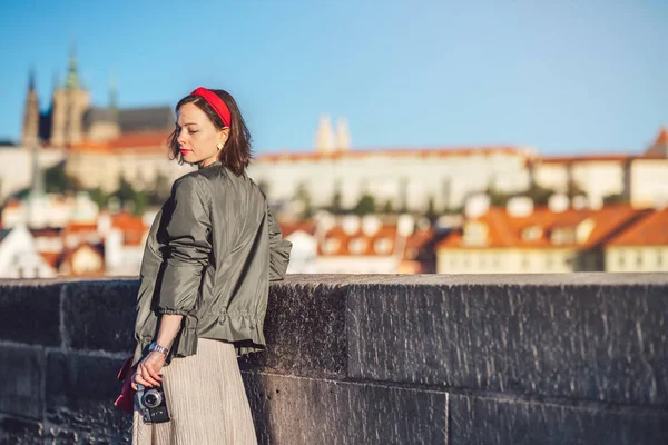 Menina atraente com câmera retro na ponte — Fotografia de Stock