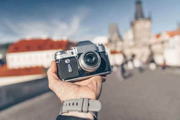Mão masculina com uma câmera na Europa — Fotografia de Stock