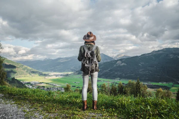 Jovem viajante nas montanhas — Fotografia de Stock