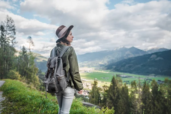 Jovem mulher atraente na Áustria — Fotografia de Stock