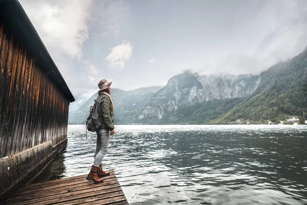 Giovane ragazza con uno zaino sul lago — Foto Stock