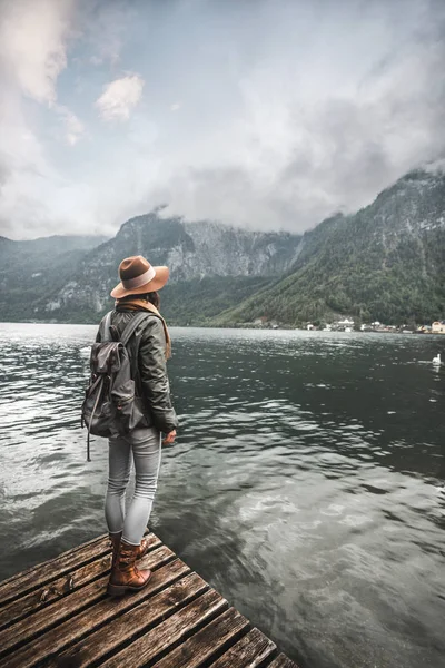 Giovane ragazza sul lago in Austria — Foto Stock