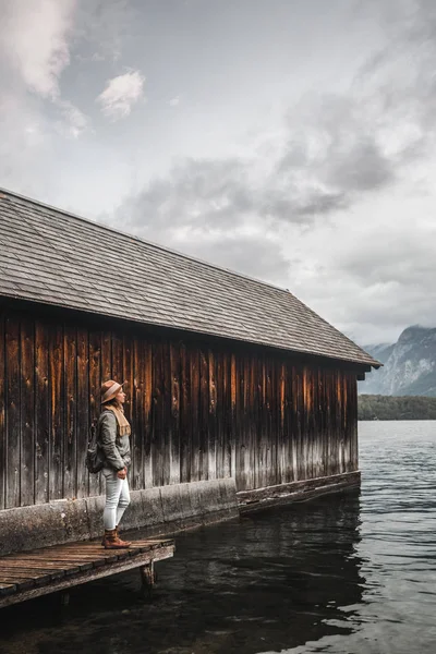 Mladý cestovatel s batohu u jezera — Stock fotografie