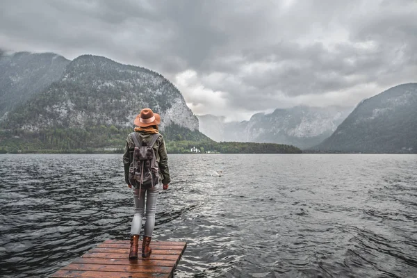 湖のそばの若い旅人 — ストック写真