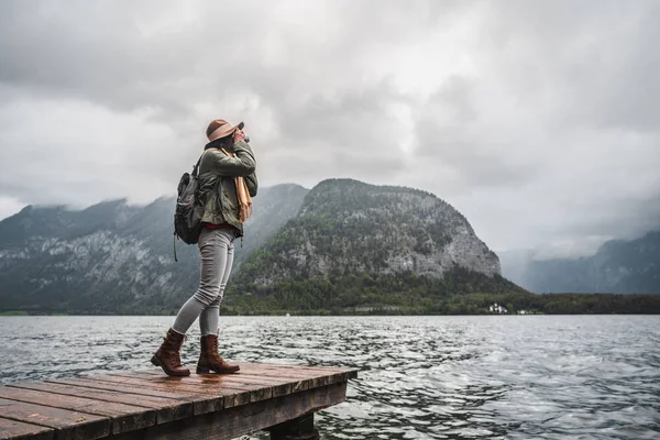 Giovane fotografo sul lago austriaco — Foto Stock