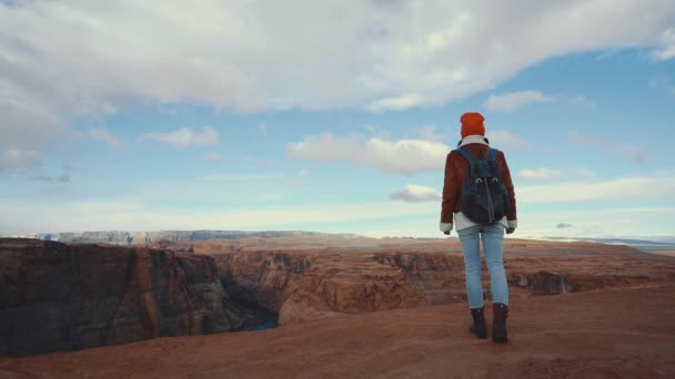 Mujer joven al aire libre — Vídeos de Stock