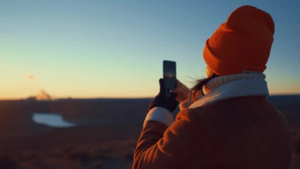 Jeune voyageur faisant photo — Video