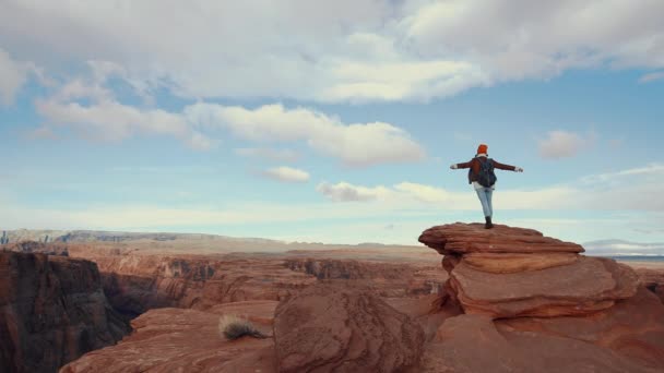 Young woman on the edge — Stock Video