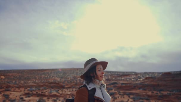 Mujer joven atractiva haciendo una foto sobre la naturaleza — Vídeos de Stock