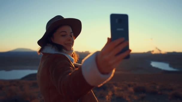 Sonriente jovencita haciendo selfie — Vídeo de stock