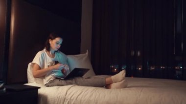 Otelde bir laptop ile genç kız