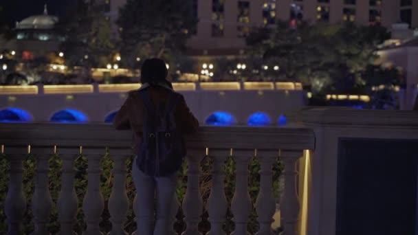 Persone che guardano la fontana di Bellagio — Video Stock