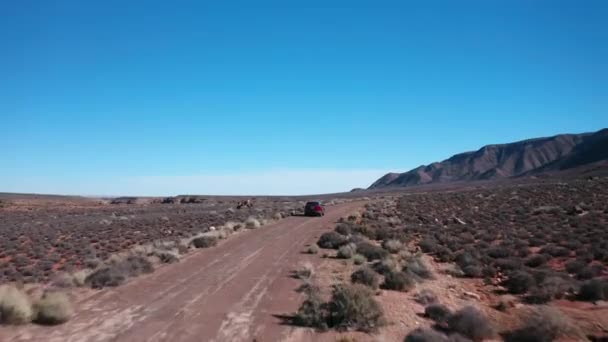 Mobil berkecepatan tinggi merah di luar ruangan — Stok Video