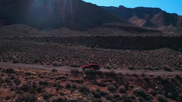 รถสีแดงขับในทะเลทราย — วีดีโอสต็อก