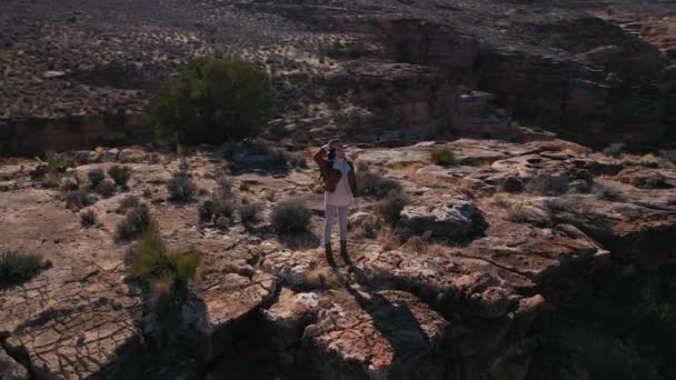 大峡谷的年轻旅行者 — 图库视频影像