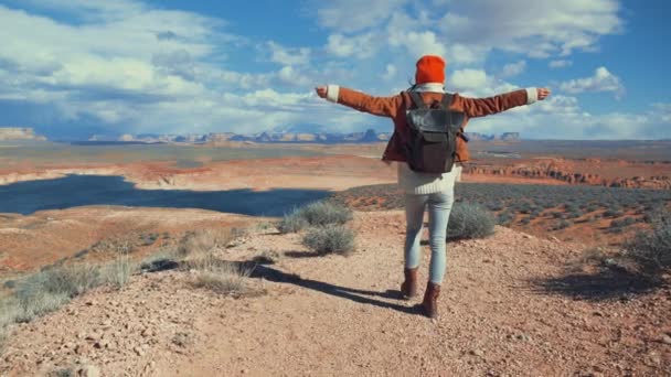 在沙漠中背着背包的快乐女孩 — 图库视频影像