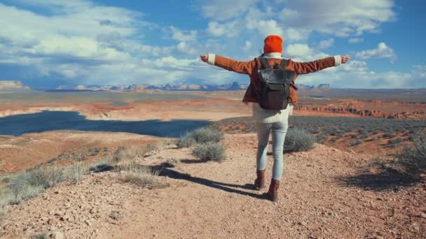 Chica Feliz Con Una Mochila Desierto — Vídeos de Stock