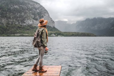 Göl kenarında bir kamera ile genç kadın