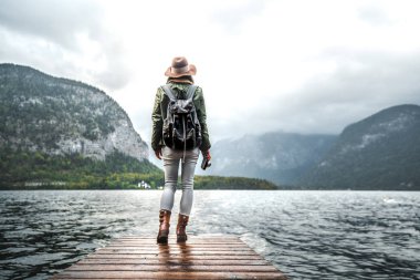 Gölde bir iskelede genç fotoğrafçı