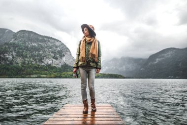 Gölde bir iskelede genç turist