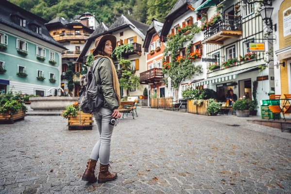 Красивая девушка в альпийской деревне — стоковое фото